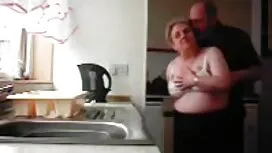 Un ragazzo bianco sc ...