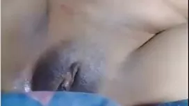 Un uomo mangia una d ...