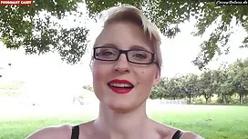 Una ragazza bianca s ...
