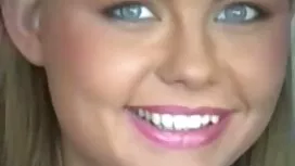 Giovane ragazza tett ...