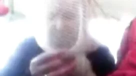 L'uomo porta mamme p ...