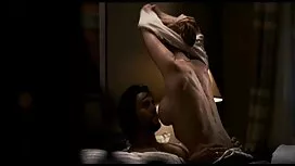Una persona video po ...