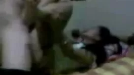 Un uomo in piedi con ...