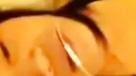 Una giovane donna co ...