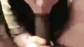 Giovane donna prende ...