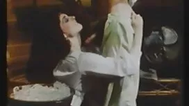 Un uomo mangia una r ...