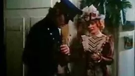 Un uomo mangia una r ...