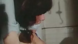Mamma mostra la larg ...