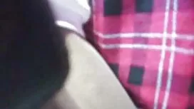 Uomo sul tavolo e su ...