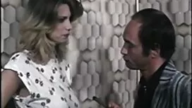 Attraente ragazza bi ...