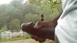 Un uomo mangia una b ...